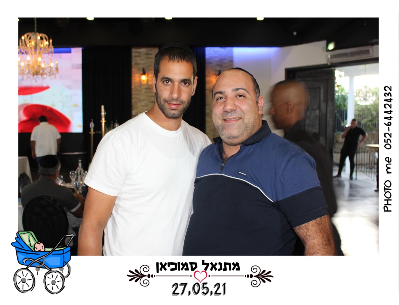 מגנט ברית - חברים מחייכים באולם אירועים